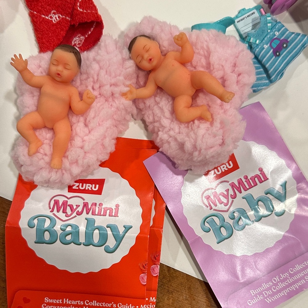 Zuru My Mini Baby Dolls with, double stroller, two high chairs, beds, clothes - Picture 3 of 5